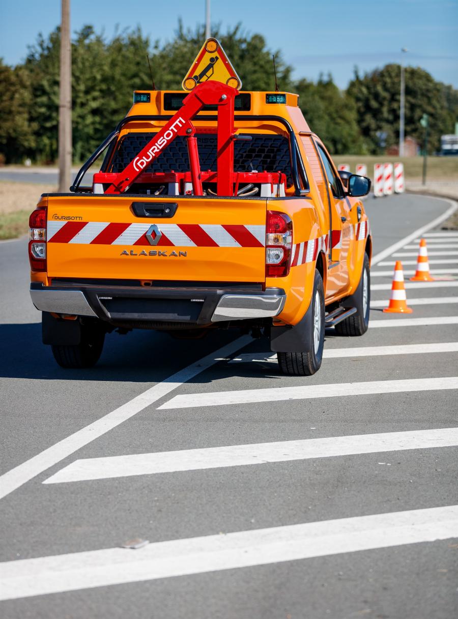  Renault Alaskan Road Safety Patrol by Durisotti 2016 года  (фото 15 из 22)